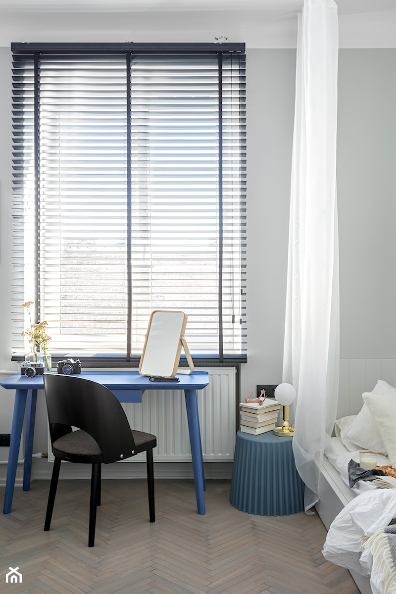 Mała szara z biurkiem sypialnia, styl skandynawski - zdjęcie od Finchstudio Architektura Wnętrz