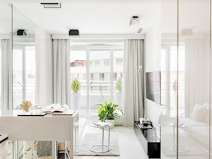 Jasny apartament - Mały biały salon z kuchnią z jadalnią z tarasem / balkonem, styl minimalistyczny - zdjęcie od Finchstudio Architektura Wnętrz
