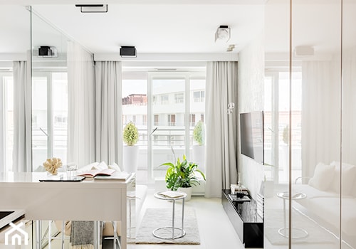 Jasny apartament - Mały biały salon z kuchnią z jadalnią z tarasem / balkonem, styl minimalistyczny - zdjęcie od Finchstudio Architektura Wnętrz