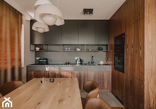 Bajki robotłw - Średnia otwarta z zabudowaną lodówką kuchnia w kształcie litery l, styl industrialny - zdjęcie od Finchstudio Architektura Wnętrz