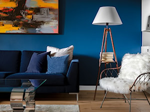 Granatowe mieszkanie - Mały niebieski salon, styl glamour - zdjęcie od Finchstudio Architektura Wnętrz