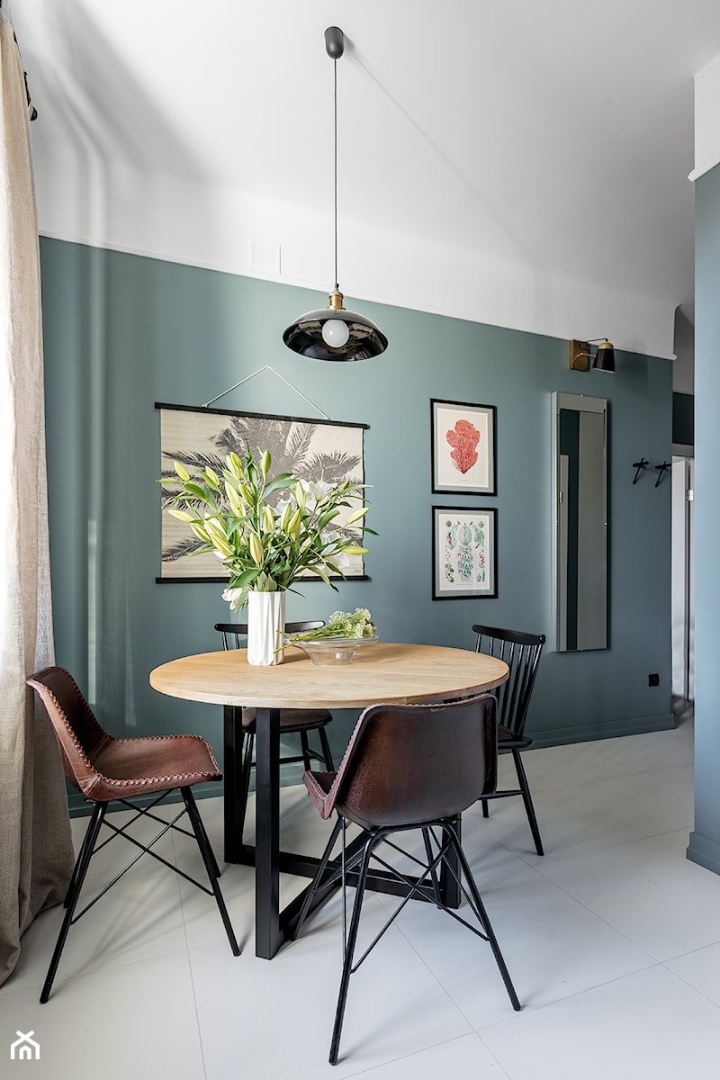 Z akcentami miedzi - Średnia zielona jadalnia jako osobne pomieszczenie, styl skandynawski - zdjęcie od Finchstudio Architektura Wnętrz