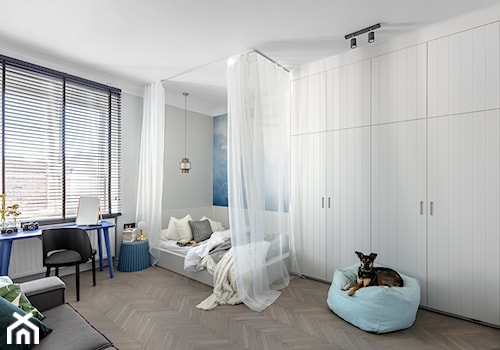 Z akcentami miedzi - Średnia szara z biurkiem sypialnia, styl skandynawski - zdjęcie od Finchstudio Architektura Wnętrz