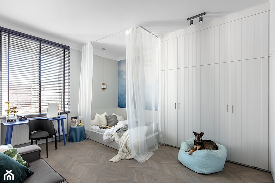 Z akcentami miedzi - Średnia szara z biurkiem sypialnia, styl skandynawski - zdjęcie od Finchstudio Architektura Wnętrz