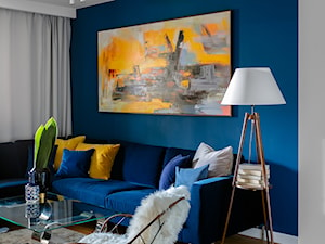 Granatowe mieszkanie - Mały niebieski salon, styl glamour - zdjęcie od Finchstudio Architektura Wnętrz