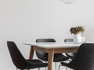 Minimalistyczny apartament w Krakowie 2016 - Średnia biała jadalnia jako osobne pomieszczenie, styl minimalistyczny - zdjęcie od Finchstudio Architektura Wnętrz