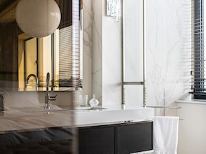 Apartament Wrocław 100m2 - Średnia z lustrem z marmurową podłogą łazienka z oknem, styl glamour - zdjęcie od Finchstudio Architektura Wnętrz