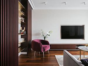 Apartament inspirowany Paryżem - Średni beżowy biały salon z barkiem - zdjęcie od Finchstudio Architektura Wnętrz