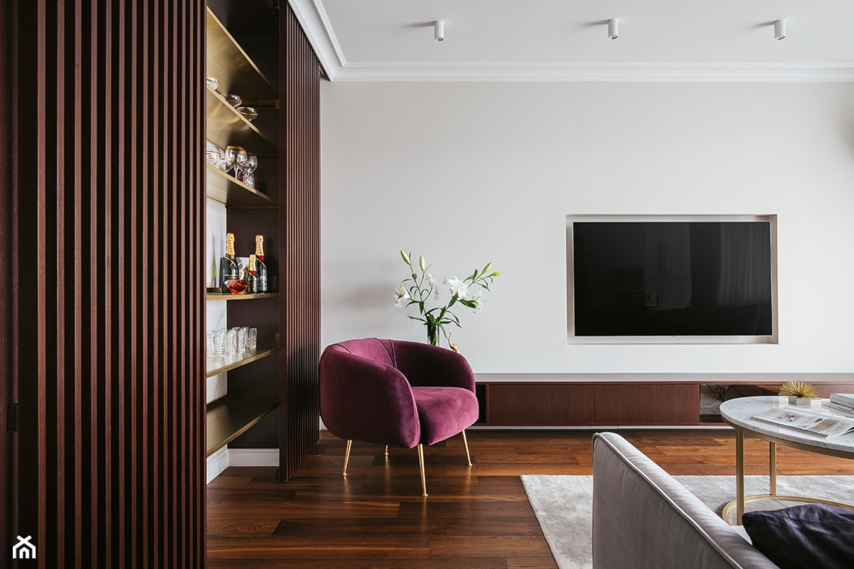 Apartament inspirowany Paryżem - Średni beżowy biały salon z barkiem - zdjęcie od Finchstudio Architektura Wnętrz - Homebook