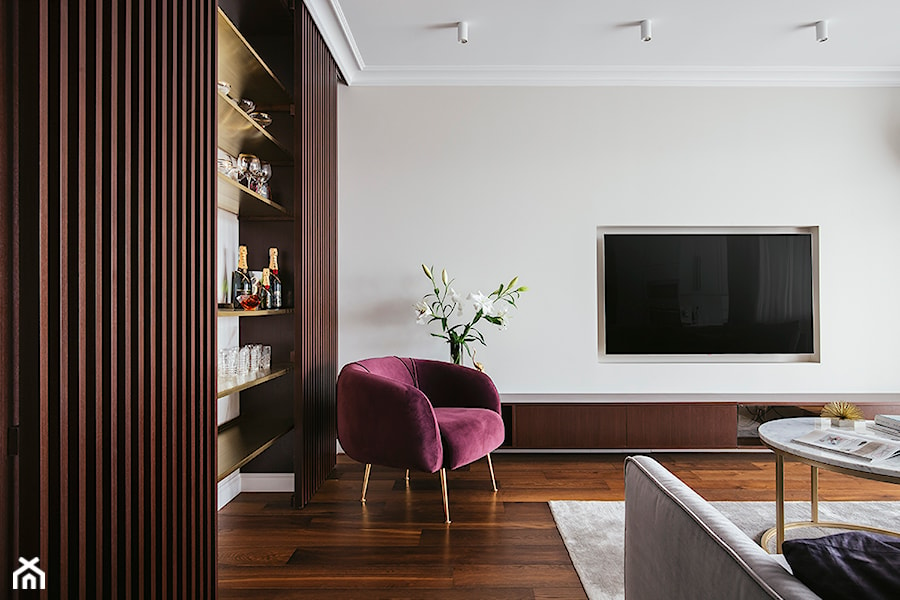 Apartament inspirowany Paryżem - Średni beżowy biały salon z barkiem - zdjęcie od Finchstudio Architektura Wnętrz
