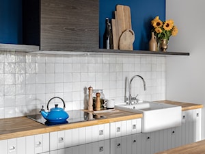 Granatowe mieszkanie - Średnia zamknięta niebieska szara z zabudowaną lodówką z nablatowym zlewozmywakiem kuchnia jednorzędowa z wyspą lub półwyspem, styl tradycyjny - zdjęcie od Finchstudio Architektura Wnętrz