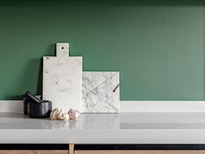 Paleta kolorów - Mała zamknięta z kamiennym blatem zielona kuchnia jednorzędowa z marmurem nad blatem kuchennym, styl nowoczesny - zdjęcie od Finchstudio Architektura Wnętrz