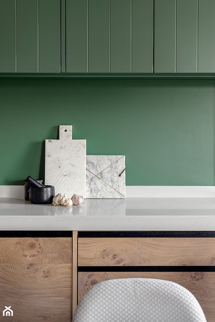 Paleta kolorów - Mała zamknięta z kamiennym blatem zielona kuchnia jednorzędowa z marmurem nad blatem kuchennym, styl nowoczesny - zdjęcie od Finchstudio Architektura Wnętrz - Homebook