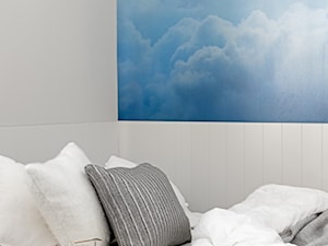 Z akcentami miedzi - Mała biała sypialnia, styl skandynawski - zdjęcie od Finchstudio Architektura Wnętrz