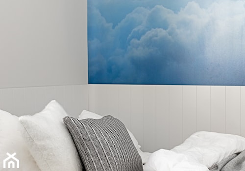 Z akcentami miedzi - Mała biała sypialnia, styl skandynawski - zdjęcie od Finchstudio Architektura Wnętrz