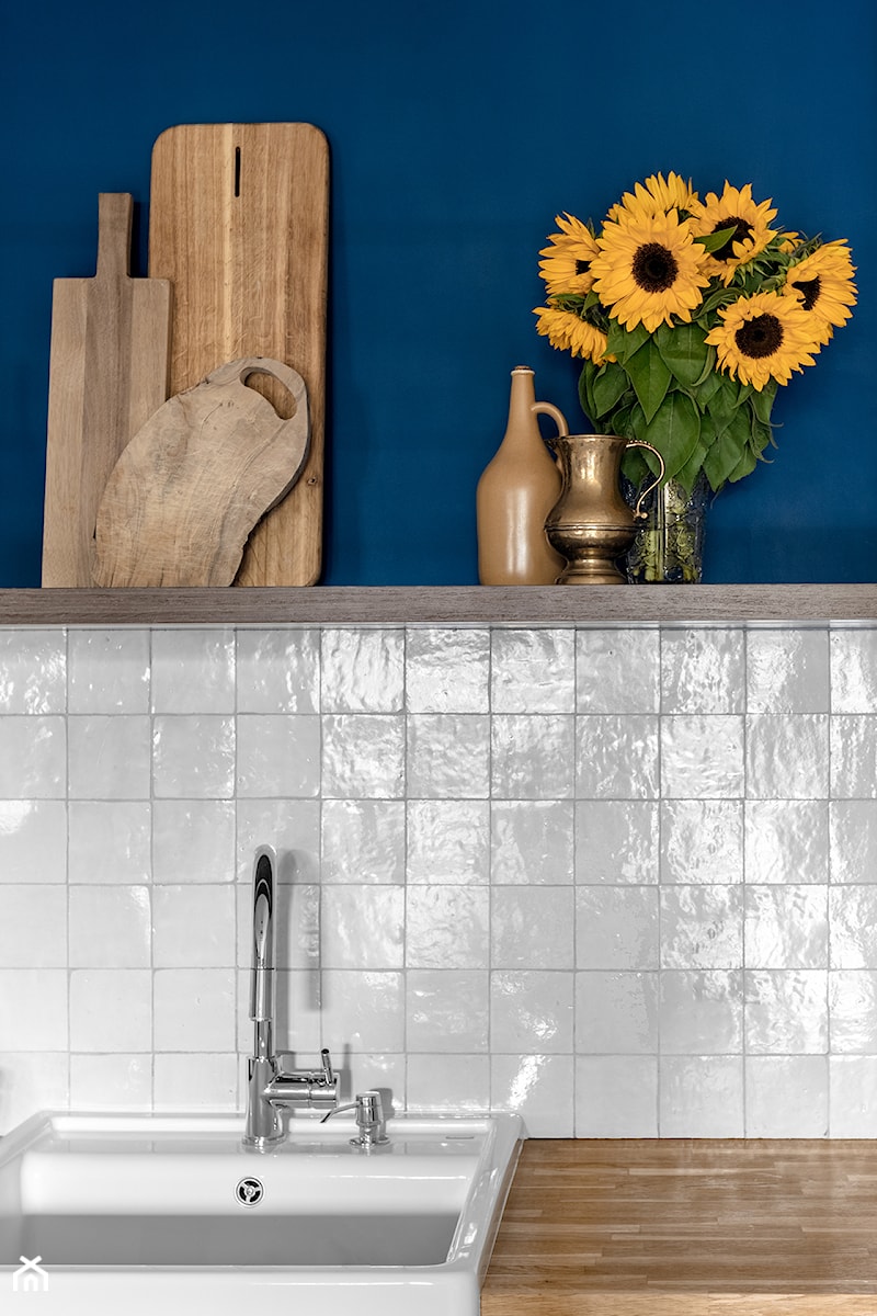 Granatowe mieszkanie - Mała zamknięta niebieska szara z nablatowym zlewozmywakiem kuchnia jednorzędowa, styl tradycyjny - zdjęcie od Finchstudio Architektura Wnętrz