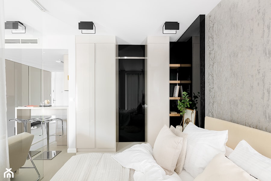 Mała biała szara sypialnia, styl minimalistyczny - zdjęcie od Finchstudio Architektura Wnętrz