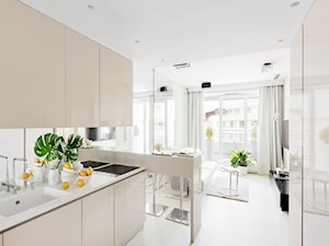 Jasny apartament - Średnia otwarta kuchnia w kształcie litery u z oknem, styl minimalistyczny - zdjęcie od Finchstudio Architektura Wnętrz