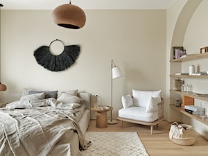 Solony karmel - Duża beżowa sypialnia, styl skandynawski - zdjęcie od Finchstudio Architektura Wnętrz