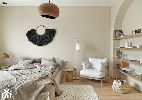 Solony karmel - Duża beżowa sypialnia, styl skandynawski - zdjęcie od Finchstudio Architektura Wnętrz