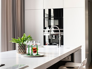 Apartament Wrocław 100m2 - Mała otwarta biała z zabudowaną lodówką z podblatowym zlewozmywakiem kuchnia jednorzędowa z wyspą lub półwyspem z oknem, styl nowoczesny - zdjęcie od Finchstudio Architektura Wnętrz