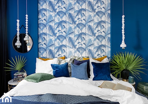 Granatowe mieszkanie - Mała niebieska sypialnia, styl glamour - zdjęcie od Finchstudio Architektura Wnętrz