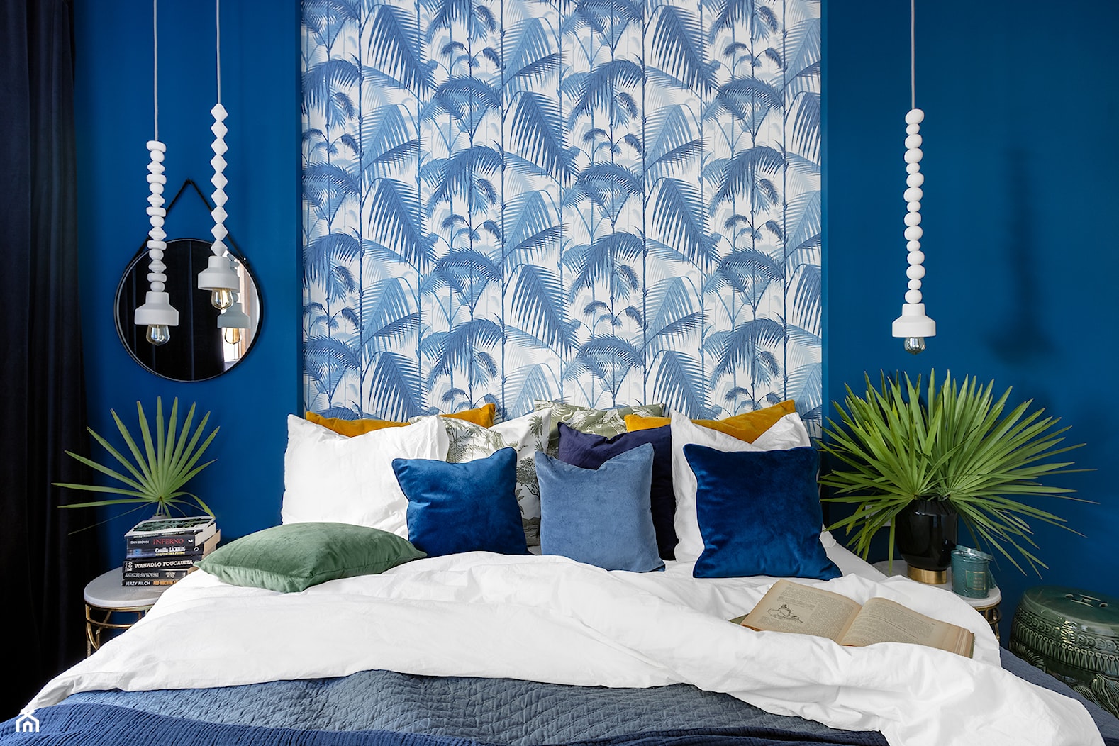 Granatowe mieszkanie - Mała niebieska sypialnia, styl glamour - zdjęcie od Finchstudio Architektura Wnętrz - Homebook