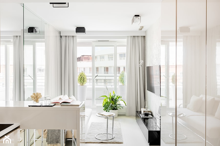 Mały biały salon z tarasem / balkonem, styl minimalistyczny - zdjęcie od Finchstudio Architektura Wnętrz