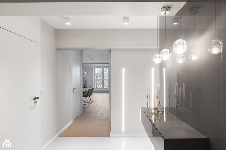 Minimalistyczny apartament w Krakowie 2016 - Średni biały hol / przedpokój, styl minimalistyczny - zdjęcie od Finchstudio Architektura Wnętrz