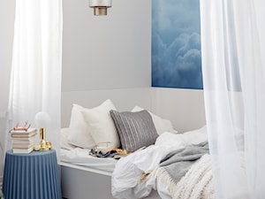 Z akcentami miedzi - Mała szara sypialnia, styl skandynawski - zdjęcie od Finchstudio Architektura Wnętrz
