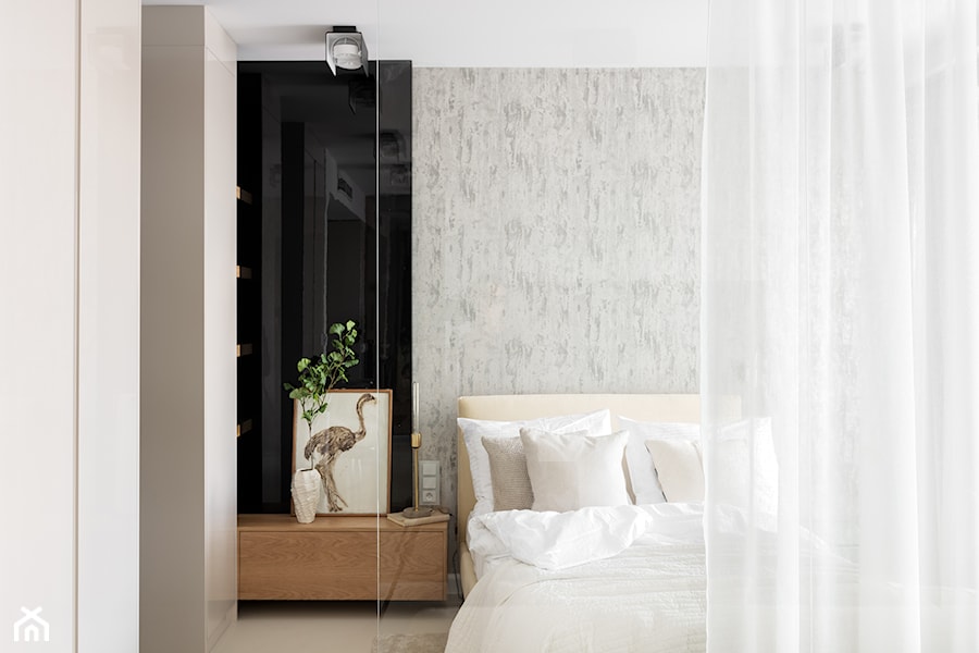 Jasny apartament - Mała szara sypialnia, styl minimalistyczny - zdjęcie od Finchstudio Architektura Wnętrz