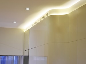 Detal meblowy w korytarzu - zdjęcie od Korulczyk Luxury Design | interiors & architecture