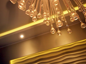 Oprawa oświetleniowa w salonie - zdjęcie od Korulczyk Luxury Design | interiors & architecture