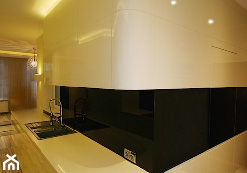 Ukryte drzwi do łazienki - zdjęcie od Korulczyk Luxury Design | interiors & architecture