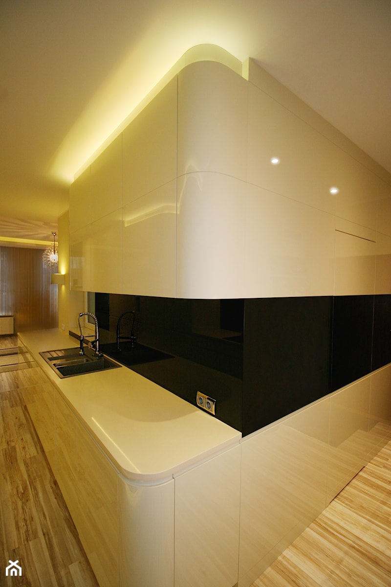 Ukryte drzwi do łazienki - zdjęcie od Korulczyk Luxury Design | interiors & architecture