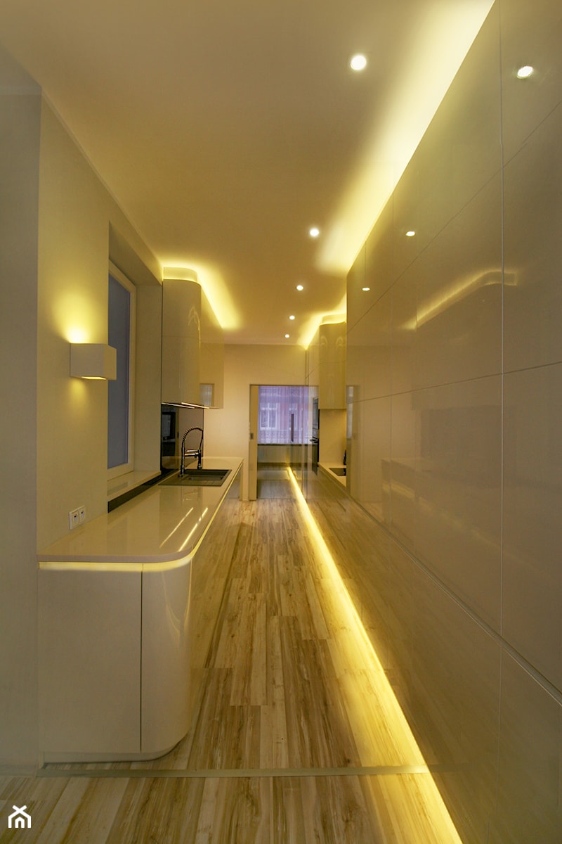 Zabudowa z szafą w kuchni - zdjęcie od Korulczyk Luxury Design | interiors & architecture