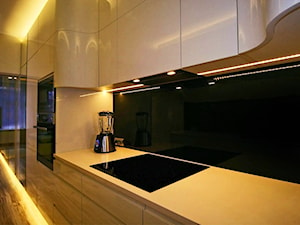 Czarna szyba w kuchni - zdjęcie od Korulczyk Luxury Design | interiors & architecture