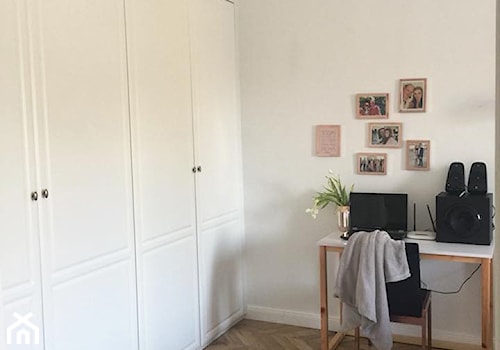 METAMOROZA MAŁEGO SALONU + SYPIALNIA- STYL SKANDYNAWSKI - Mała szara z biurkiem sypialnia, styl skandynawski - zdjęcie od Pracownia architektoniczna - LARYSZ