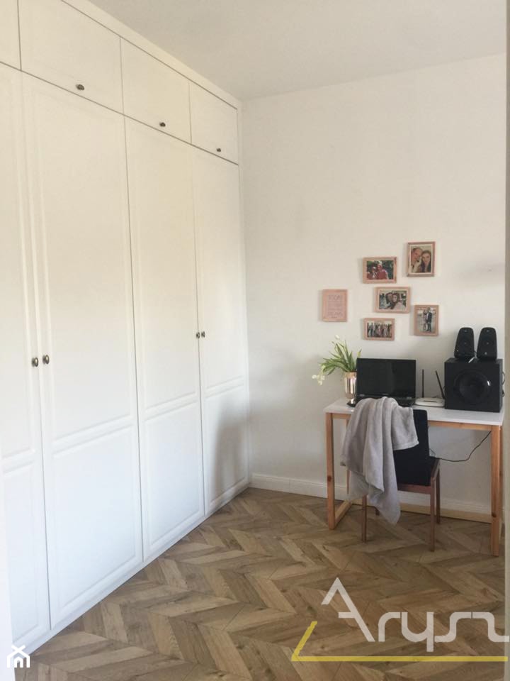 METAMOROZA MAŁEGO SALONU + SYPIALNIA- STYL SKANDYNAWSKI - Mała szara z biurkiem sypialnia, styl skandynawski - zdjęcie od Pracownia architektoniczna - LARYSZ