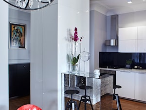 Mieszkanie na Starym Mieście - Średnia biała jadalnia w kuchni, styl nowoczesny - zdjęcie od BBHome Design
