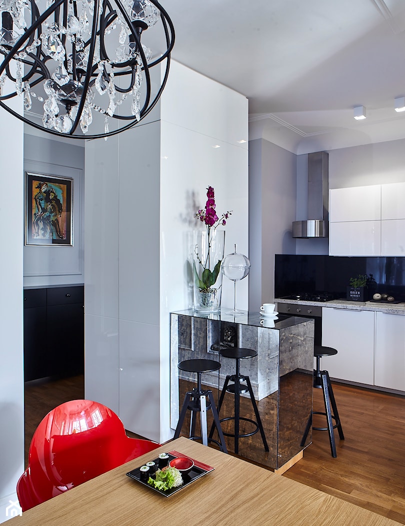 Mieszkanie na Starym Mieście - Średnia biała jadalnia w kuchni, styl nowoczesny - zdjęcie od BBHome Design - Homebook