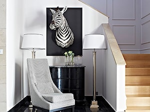 Dom w Wilanowie - Średni biały hol / przedpokój, styl glamour - zdjęcie od BBHome Design