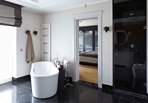 Dom w Wilanowie - Średnia łazienka z oknem, styl glamour - zdjęcie od BBHome Design