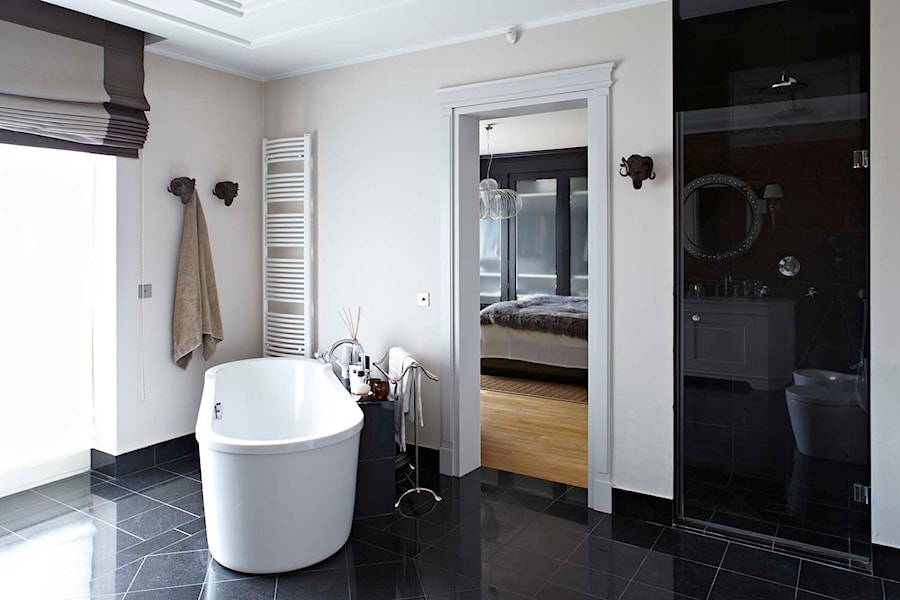 Dom w Wilanowie - Średnia łazienka z oknem, styl glamour - zdjęcie od BBHome Design