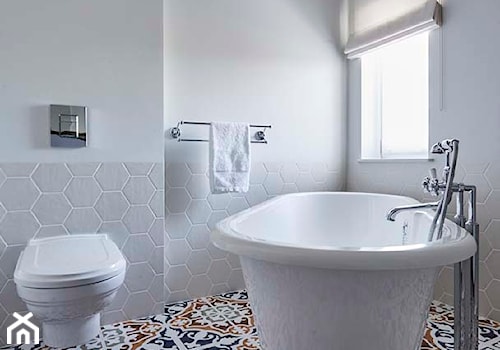 Dom na Mazurach - Mała na poddaszu łazienka z oknem, styl rustykalny - zdjęcie od BBHome Design