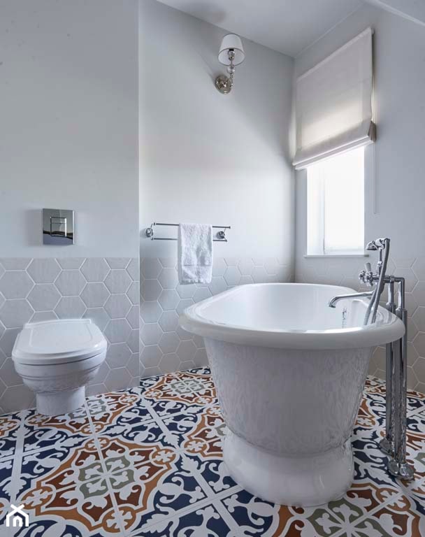 Dom na Mazurach - Mała na poddaszu łazienka z oknem, styl rustykalny - zdjęcie od BBHome Design