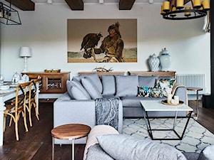 Dom na Mazurach - Duży biały salon z jadalnią z barkiem, styl rustykalny - zdjęcie od BBHome Design