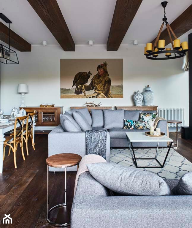 Dom na Mazurach - Duży biały salon z jadalnią z barkiem, styl rustykalny - zdjęcie od BBHome Design