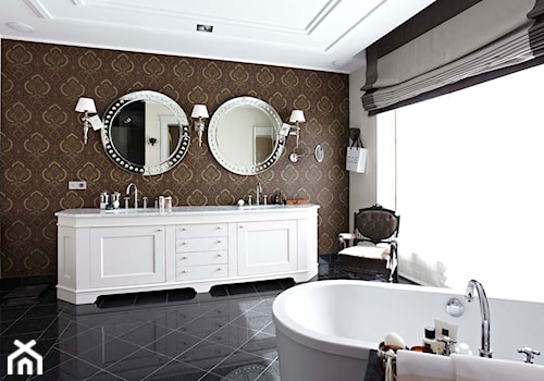 Dom w Wilanowie - Duża z dwoma umywalkami z punktowym oświetleniem łazienka z oknem, styl glamour - zdjęcie od BBHome Design