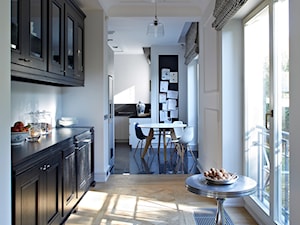 Dom w Wilanowie - Średnia otwarta z kamiennym blatem biała szara z zabudowaną lodówką kuchnia jednorzędowa z oknem, styl glamour - zdjęcie od BBHome Design